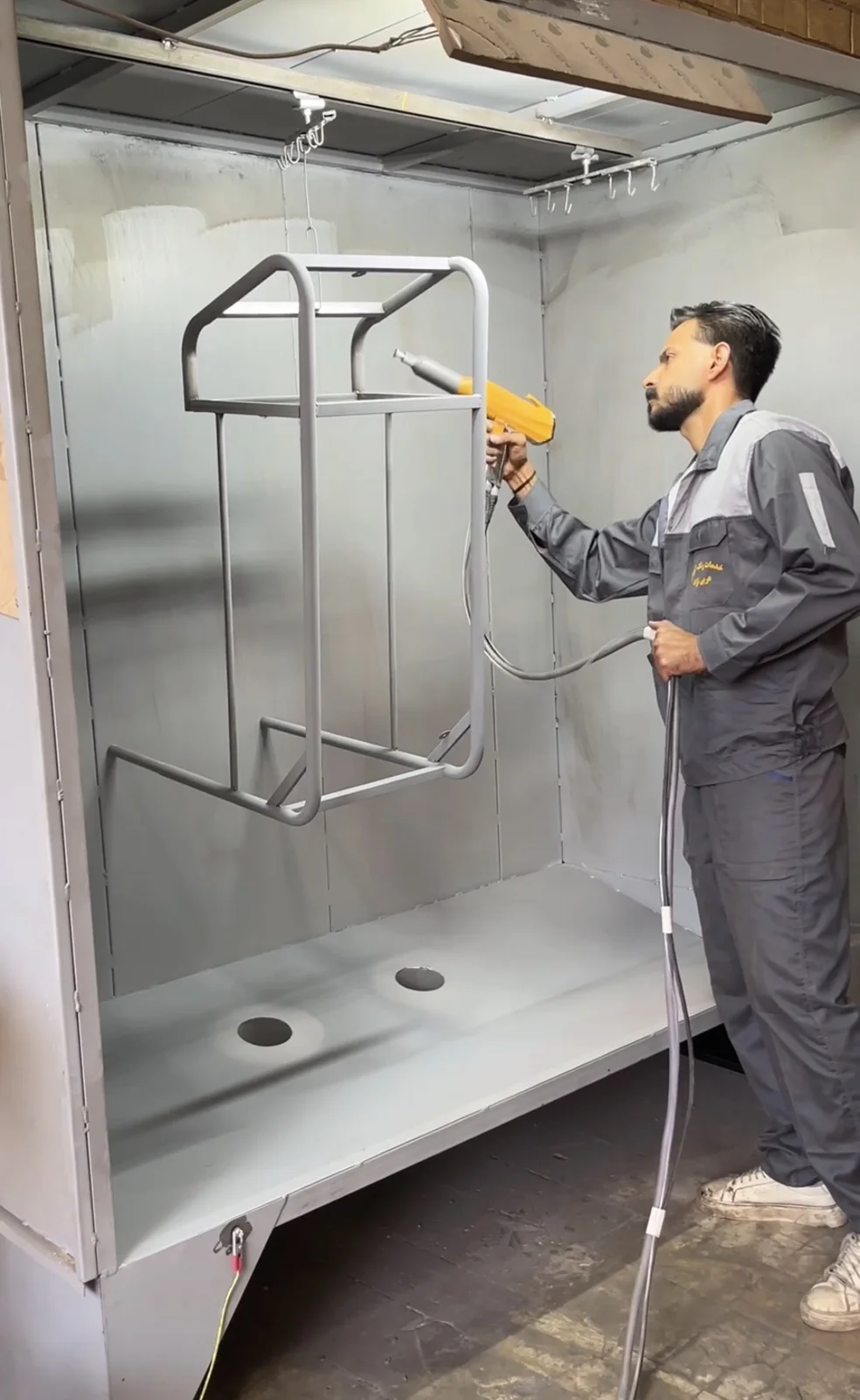 اجرای رنگ پودری روی قطعه فلزی در کارگاه عربی نژاد